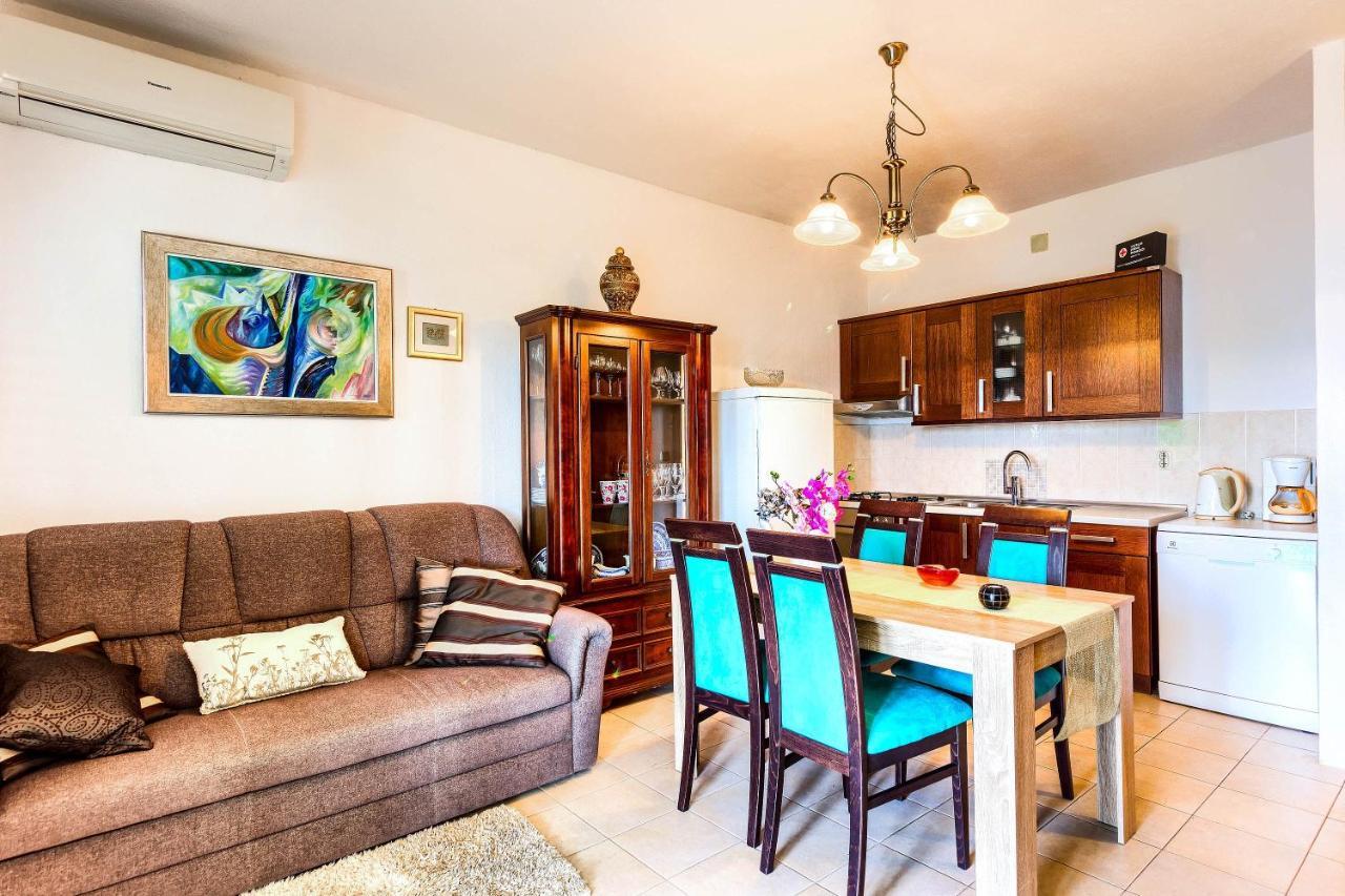 Family Friendly Seaside Apartments Rogoznica - 2010 Dış mekan fotoğraf