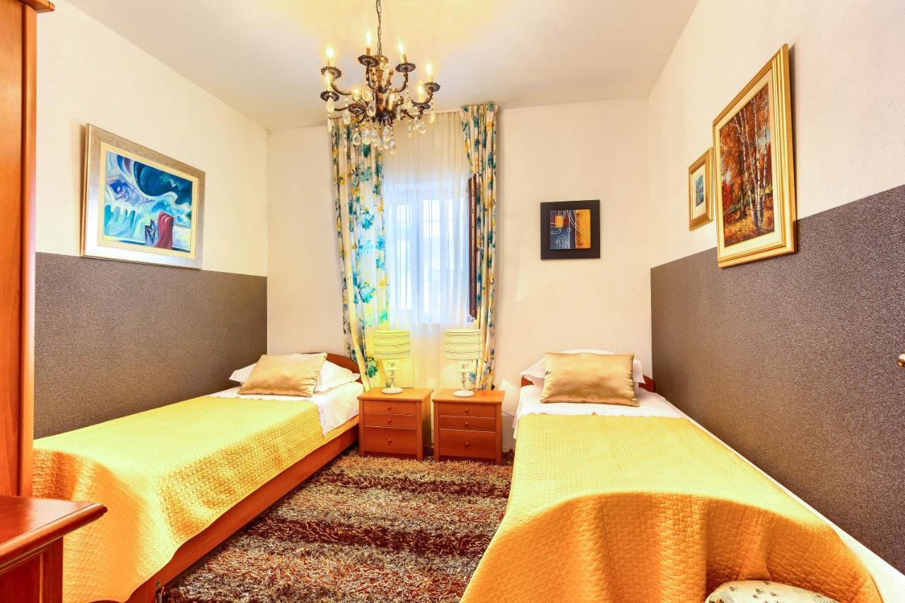 Family Friendly Seaside Apartments Rogoznica - 2010 Dış mekan fotoğraf