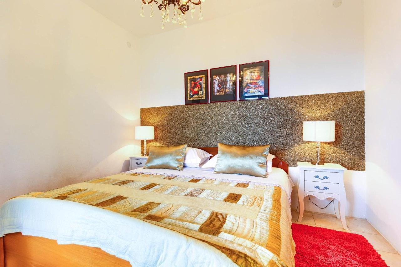 Family Friendly Seaside Apartments Rogoznica - 2010 Dış mekan fotoğraf