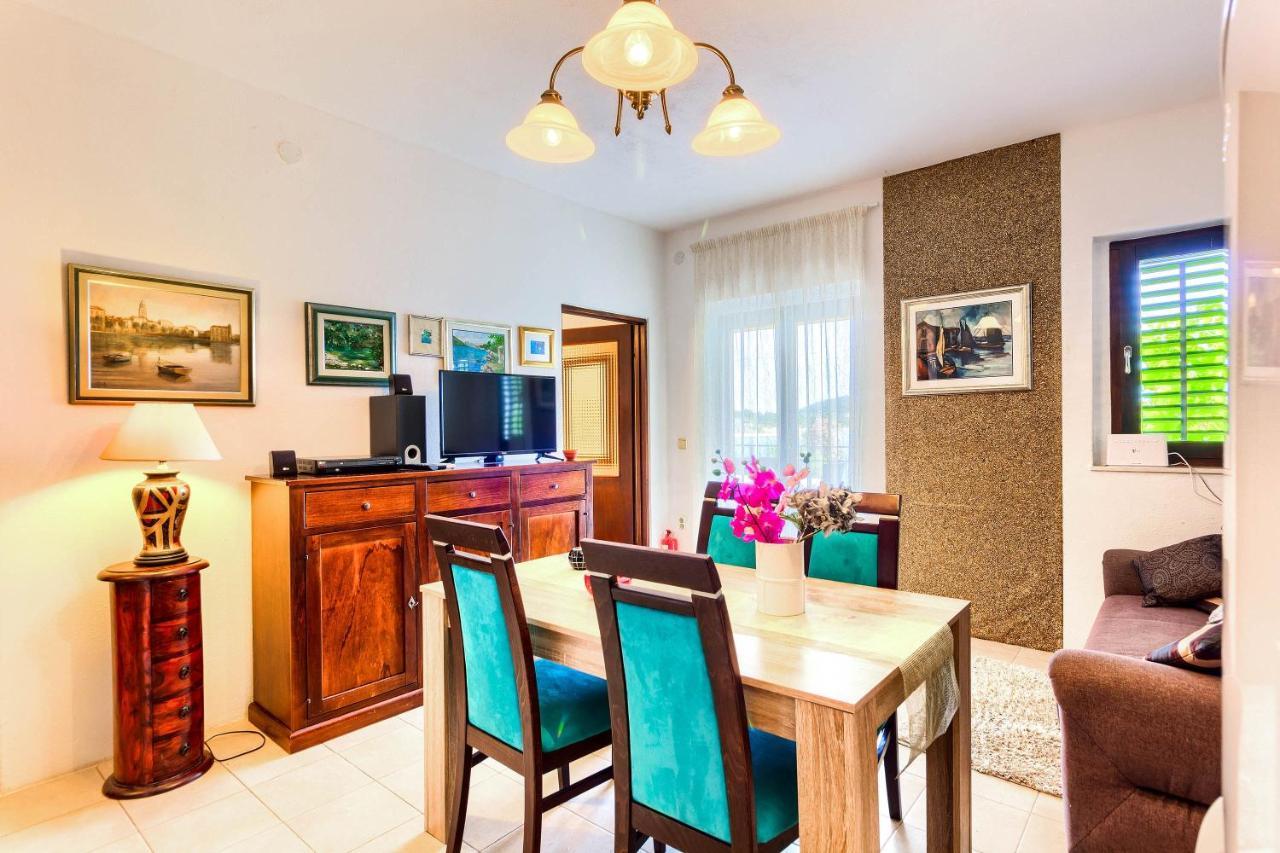 Family Friendly Seaside Apartments Rogoznica - 2010 Dış mekan fotoğraf