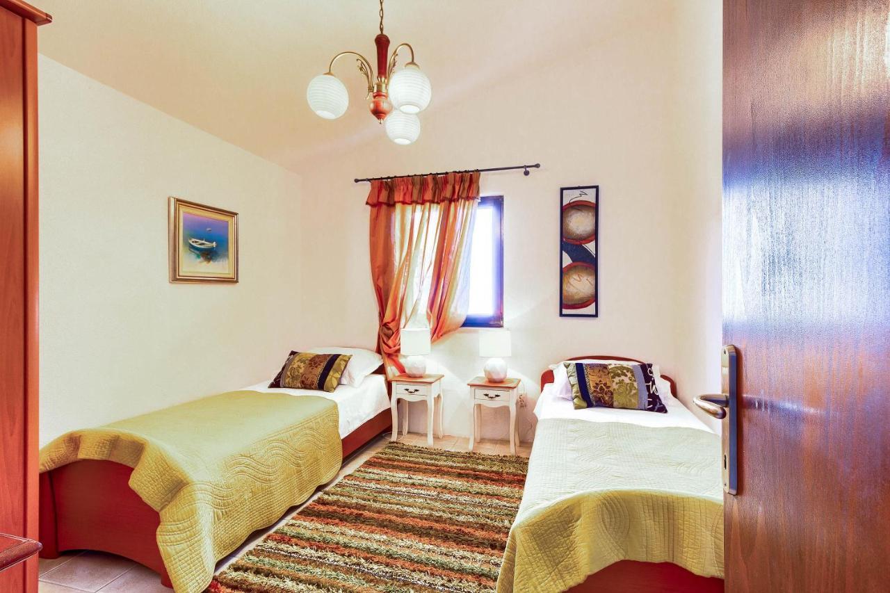 Family Friendly Seaside Apartments Rogoznica - 2010 Dış mekan fotoğraf